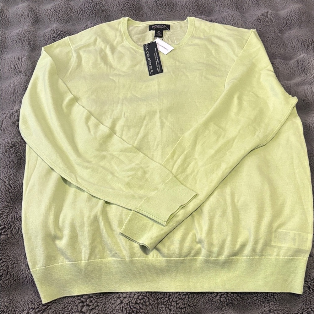 Banana Republic V-Neck Sweater in Soft Green